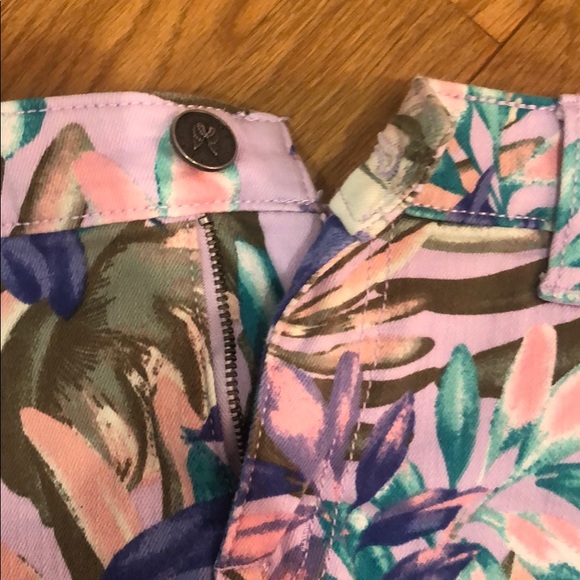 Cutoff Patterned Jean Shorts - Picture 5 of 5